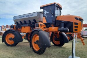 Opera con una tolva de 8.000 litros y ofrece un ancho de trabajo de hasta 50 metros para nutrientes granulados. Sale de serie con tecnolog&iacute;a full de precisi&oacute;n.