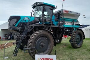 La m&aacute;quina autopropulsada fue preparada para trabajar en las condiciones irregulares de los campos brasile&ntilde;os, como las pendientes de hasta 45&deg;.