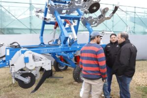El Cor Cap, adem&aacute;s de desmalezador mec&aacute;nico, ahora tambi&eacute;n se convierte en paratill. Y los rolos pisarastrojos para tractores escalan al doble cilindro.
