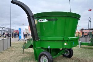 Es un complemento para el trabajo de los mixers. Ofrece una capacidad de 5.000 litros y corta mediante cuchillas y martillos ubicados en el per&iacute;metro del rotor.