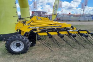 Presentaron en Expoagro una rastra Striegel-Pro PE para incorporación de materia orgánica. Próximamente, se sumarán rastras rápidas.