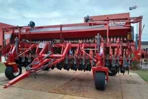 Incrementa la capacidad de las tolvas en un 45% para ofrecer m&aacute;s autonom&iacute;a. Tambi&eacute;n incorpora el sistema de iluminaci&oacute;n para trabajo y transporte.