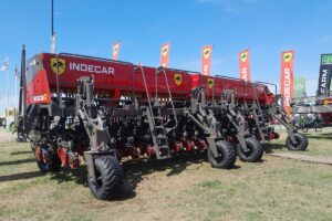 Reemplaz&oacute; los resortes en los paralelogramos por dispositivos hidr&aacute;ulicos y sum&oacute; un nuevo fondo dosificador para lograr una implantaci&oacute;n homog&eacute;nea.