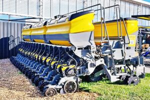 Incorpor&oacute; el cuerpo de siembra, el corte de secciones, la dosis variable y la conectividad con los tractores de John Deere.