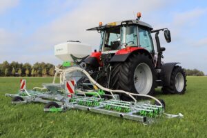 Combina su trabajo con distintos implementos para hacer, en una sola pasada, la implantaci&oacute;n y el acondicionamiento del suelo. Mir&aacute; el video.