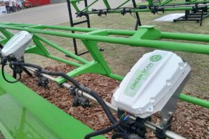 Permite trabajar en barbechos, haciendo verde sobre marr&oacute;n. No requiere calibraci&oacute;n y reduce el peso en relaci&oacute;n a dispositivos similares que hay en el mercado.