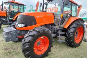 Present&oacute; el modelo M135X, con motor de 135 CV Common Rail y transmisi&oacute;n Semi Power Shift de 16+16 marchas. Se adapta a tareas en agricultura y ganader&iacute;a.