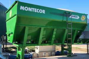 Los modelos AHB20 (20.000 litros) y AHB28 (28.000 litros) reciben la fracción sólida de los residuos y dispensarla de manera gradual al biodigestor.