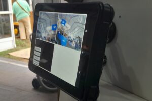 Son móviles y se pueden instalar en las cabinas de tractores y camiones a fin de monitorear, por ejemplo, el trabajo de las tolvas.