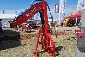 Es para montar en el 3 puntos del tractor y ofrece una capacidad de elevaci&oacute;n de bolsones de 1.000 kilos.