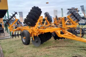 Es una m&aacute;quina de producci&oacute;n nacional, dise&ntilde;ada para trabajar con tractores de Baja y Media Potencia. Permite refinar las capas superficiales antes de la siembra.