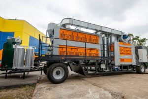 Fue presentada por la empresa bielorrusa Amkodor. Está montada sobre un trailer de 13 metros y puede procesar hasta 25 toneladas por hora. Mirá el video.