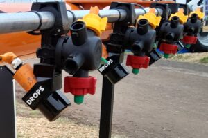 Es el dispositivo que monitorea el caudal de cada boquilla, controlando tamaño y cantidad de las gotas, además de su llegada efectiva al objetivo.