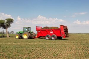 Presenta la línea de equipos para agricultura y ganadería, con acento especial en la nueva abonadora EE2018. También están los drones y los tractores Kubota.
