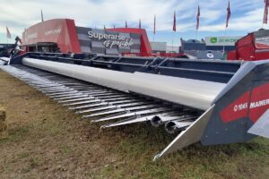 Es un cabezal de nueva generación que permite recolectar el girasol en cualquier dirección y a cualquier distancia entre hileras.