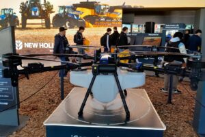 Presentó su línea de drones agrícolas, aptos para aplicaciones de productos líquidos y sólidos. Vienen en versiones de 30 y 70 litros de capacidad.