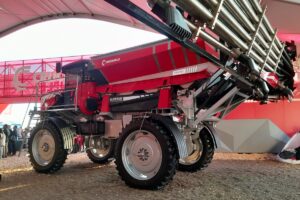 Es un modelo de gran capacidad de trabajo, con tolva de 6.800 litros, botal&oacute;n de 36 metros y dosificaci&oacute;n por cinta transportadora.