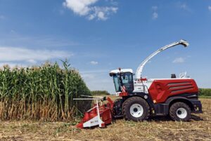Es el modelo F 2750, que ya se posiciona entre las picadoras más potentes del mundo. Opera con un motor Weichai y puede procesar hasta 280 toneladas de maíz por hora.