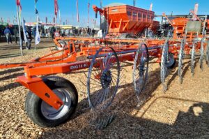 Presentó el modelo RVG 16-H, de funcionamiento totalmente hidráulico. Así, los movimientos se pueden controlar desde la cabina del tractor.