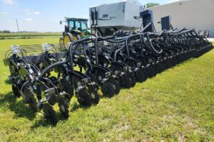 Es un fabricante con sede en Iowa, especializado en sembradoras grandes y adaptadas al mercado estadounidense.
