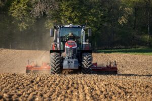 La France a conservé en 2025 sa position de premier marché européen du tracteur, malgré un recul des immatriculations. Selon le rapport annuel de Global Tractor Markets, les principaux marchés européens ont évolué à des rythmes très différents, reflétant une conjoncture contrastée selon les pays.