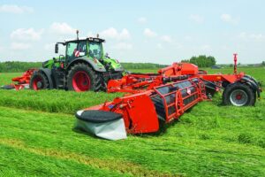 Con casi dos siglos de historia, Kuhn construyó su identidad alrededor de una especialidad que muchas veces queda a la sombra del tractor: las máquinas que realizan el trabajo agrícola. Desde un pequeño taller de herrería en Francia hasta convertirse en un fabricante internacional, la compañía acompañó la transformación del campo desarrollando equipos para preparar el suelo, sembrar, fertilizar, cosechar forrajes y realizar numerosas tareas productivas.