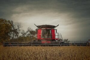 Con sus marcas Case IH y New Holland totalizó 355 unidades patentadas en 2025, alcanzado una cuota de mercado de 48,4%. John Deere siguió al frente del ránking por marcas, con 300 equipos y un share de 40,9%,