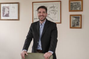 Explica la visi&oacute;n estrat&eacute;gica de la empresa, centrada en el dise&ntilde;o personalizado del proyecto para garantizar que las expectativas est&eacute;n en l&iacute;nea con el resultado final, buscando cuidar la inversi&oacute;n del cliente.