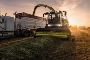 La máquina de 1.100 CV cosechó 4.096 toneladas de forraje en 12 horas durante una experiencia realizada en Estados Unidos. Mirá el video.