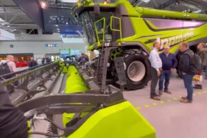 Puede ofrecer una potencia superior a 600 CV, combinando un motor diésel con una batería. Y cuenta con motores eléctricos que alimentan los componentes esenciales.