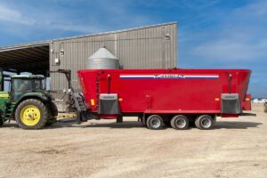 Las versiones autopropulsadas y de arrastre en el mundo se van a los extremos. El objetivo es alimentar cada vez más animales en menos tiempo.