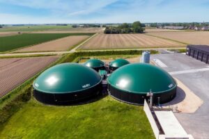 El CBG (Compressed Biogas) es biogás purificado y comprimido, con propiedades similares al GNC, que puede usarse como combustible renovable en transporte, maquinaria agrícola e industria.