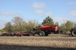 Opera con Air Cart de 11.000 litros de capacidad. Cuenta con rejas y discos para sembrar y eliminar malezas al mismo tiempo.