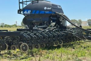 El modelo de granos gruesos, que amplía la gama Air Drill, incorpora innovaciones en el barrido de rastrojos, en aplicación de nutrientes y en Agricultura de Precisión. Mirá el video.