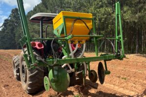 Permite preparar la tierra para hacer las líneas de siembra en cultivos de economías regionales. Al mismo tiempo, posibilita la colocación de nutrientes en una misma pasada.