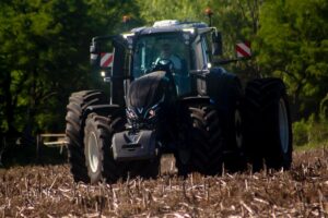 Las ventas de maquinaria agrícola retrocedieron con fuerza en los principales mercados, pero los precios siguen en niveles históricamente elevados. Producción, inventarios, tecnología y estrategias comerciales ayudan a explicar la aparente contradicción.