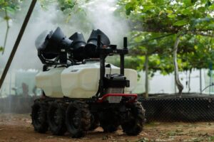 Los rovers son vehículos terrestres especialmente diseñados para desplazarse sobre superficies complejas y realizar tareas de exploración, inspección o recopilación de datos. Se utilizan en agricultura para tareas de monitoreo, relevamiento de datos y aplicaciones selectivas.
