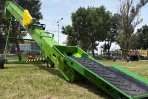 Es doble y se pliega y despliega. Articula una parte superior con inclinación pronunciada y un sector inferior corto para recepción y transferencia de materiales. Mirá el video.