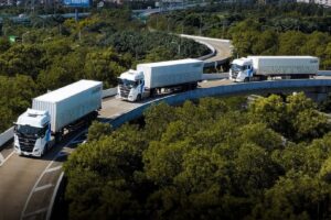 Los fabricará la empresa Sany. Están configurados para operar en grupos de cinco unidades, con un camión principal manejado por un conductor humano y mientas que el resto de los camiones van en convoy como unidades autónomas.