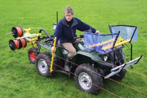 Es una creación de la compañía británica Rappa. Opera con una unidad de bobinado y tendido que permite hacer cercos temporarios para planteos de pastoreo rotativo. Mirá el video.