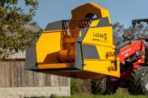 Se acopla a tractores y manipuladores. Permite desmenuzar y espacir rollos y fardos a una distancia de 15 metros.