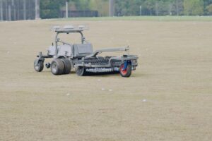 El modelo RM21 de la empresa FJDynamics sumó la función de levantarlas, por ejemplo, en campos de golf y las coloca en un canasto. Mirá el video.