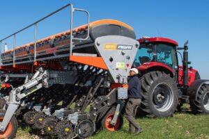 Presentará una máquina con monotolva sobre el chasis, triple sistema de dosificación, sensores de bajada y tecnología ISOBUS.