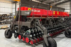 Fue desarrollada a pedido de una compañía manisera internacional. Se configura en 24 líneas a 20 cm y se puede adaptar a espaciamientos para otros cultivos.