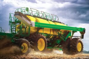 Es uno de los más grandes del mundo. Tiene cuatro tanques independientes para semillas y fertilizantes.