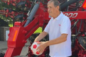 Reunió a su red de concesionarios para planificar las actividades de 2026. Y se mostró la nueva sembradora 90000 Air Drill, que saldrá a la venta. Mirá el video.