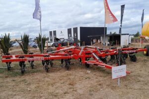 Presentó un carpidor con diferentes versiones de timones. Posibilita eliminar el costo de los fitosanitarios y trabajar de manera amigable con el medio ambiente.