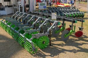 Permite preparar, en una sola pasada, la cama de siembra, sin remoción de tierra. Se puede acoplar a los chasis de implementos usados para renovarlos en sus funciones.