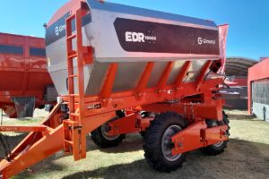 Fue diseñada para trabajar en el arroz, pero se adapta a otros cultivos. Opera con tolva de 10.000 Kg y alcanza un ancho de labor de 35 metros.