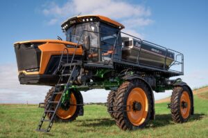 Con tolva de 9.000 litros se convierte en el equipo de mayor capacidad que la empresa ofrece en el mercado. Opera con motor Volvo de 300 CV. Mirá el video.